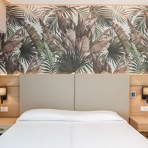 Zimmer mit Kingsize-Bett